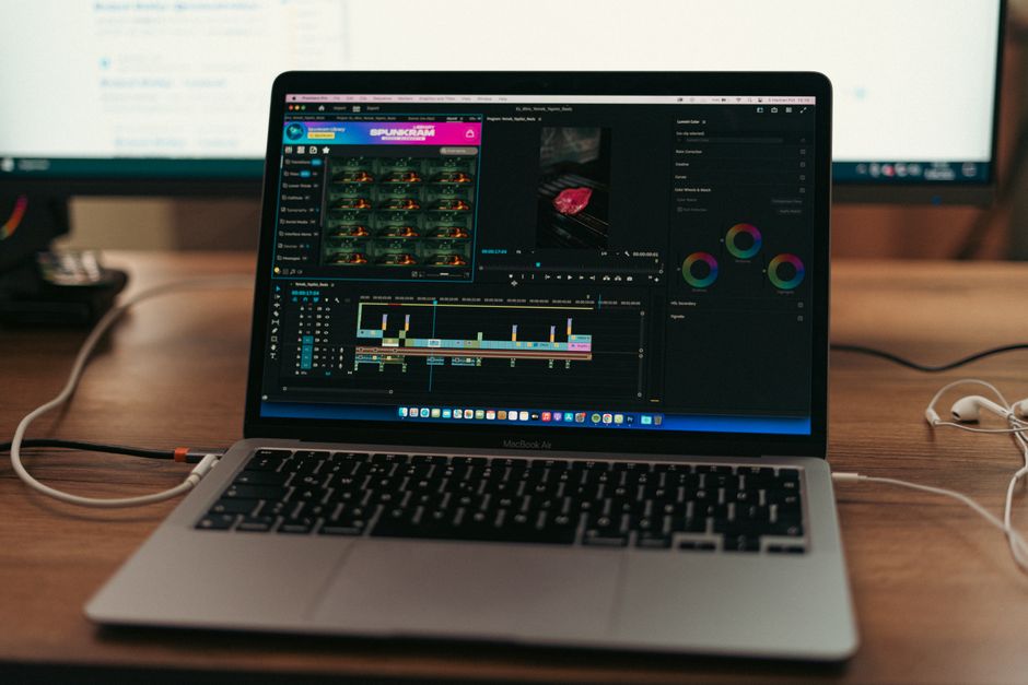 Configuration MacBook Air avec un logiciel de montage vidéo ouvert, illustrant un environnement de travail typique.