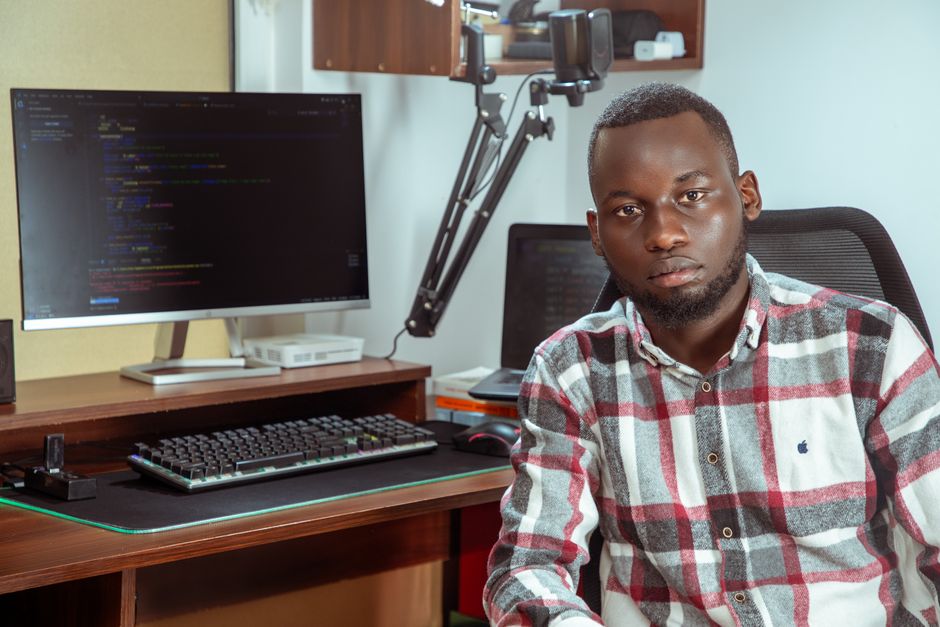 Portrait d'un développeur programmant dans un bureau moderne, illustrant la technologie et la concentration.