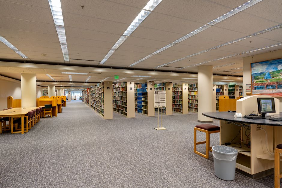 Vue grand angle de l'intérieur d'une bibliothèque moderne à l'université d'État de Washington, à Pullman.