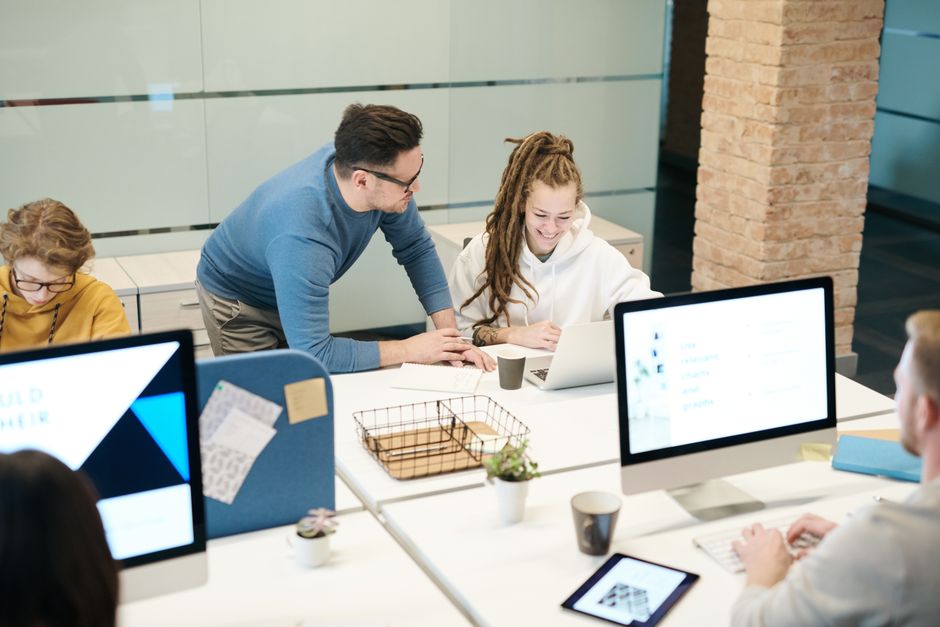 Équipe diversifiée de collègues travaillant ensemble dans un environnement de bureau moderne.