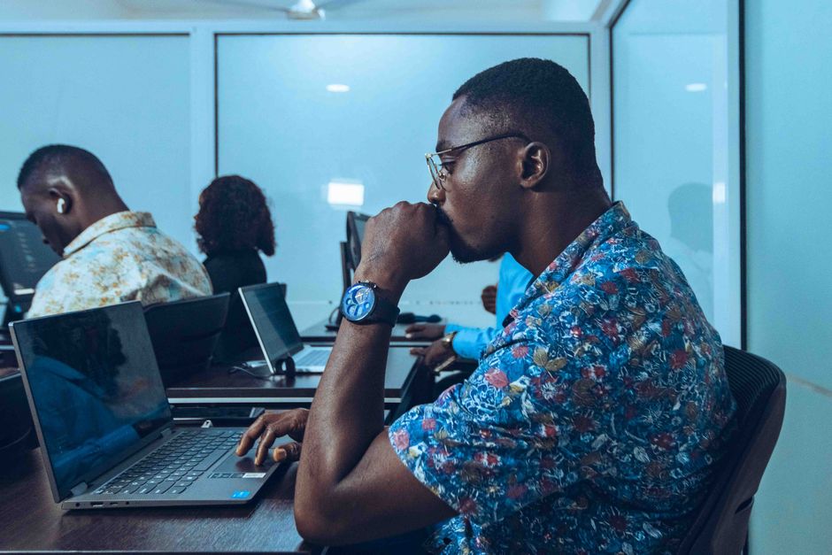 Étudiants en informatique apprenant le codage et le développement logiciel à Accra, au Ghana.