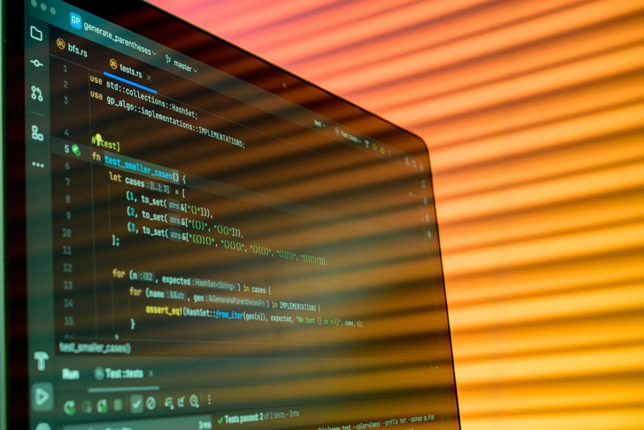 Gros plan flou d'un écran d'ordinateur affichant du code sous un éclairage orange.