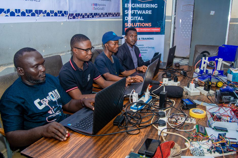 Groupe d'ingénieurs travaillant ensemble sur des solutions numériques dans un espace de travail collaboratif.