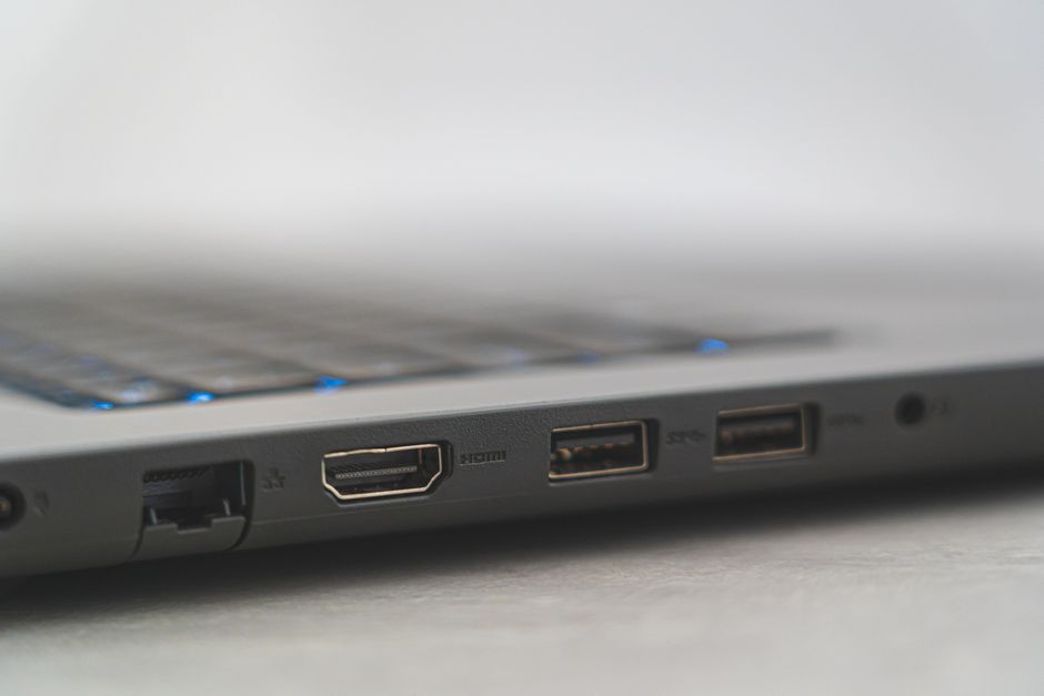 Vue détaillée des ports d'un ordinateur portable, incluant HDMI, USB et Ethernet, illustrant les options de connectivité.