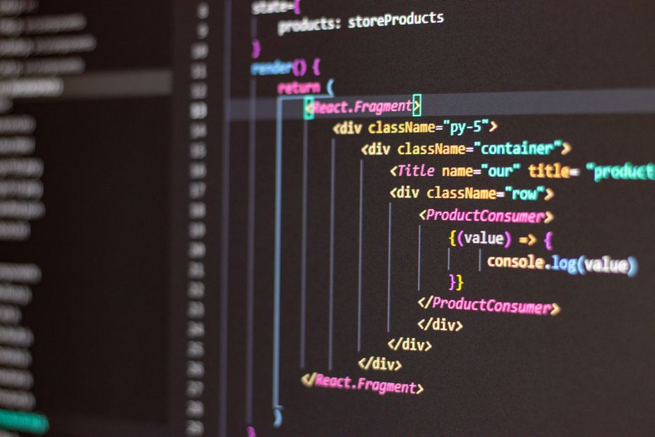 Gros plan sur du code HTML et JavaScript sur un écran d'ordinateur dans Visual Studio Code.