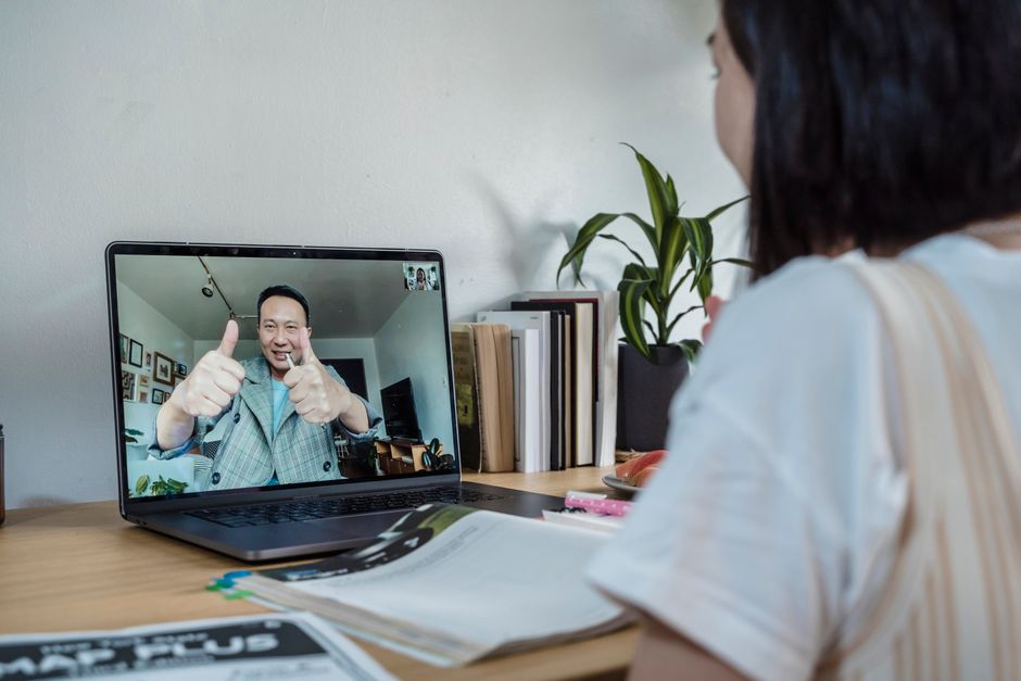 Un étudiant participant à un cours en ligne interactif par visioconférence.