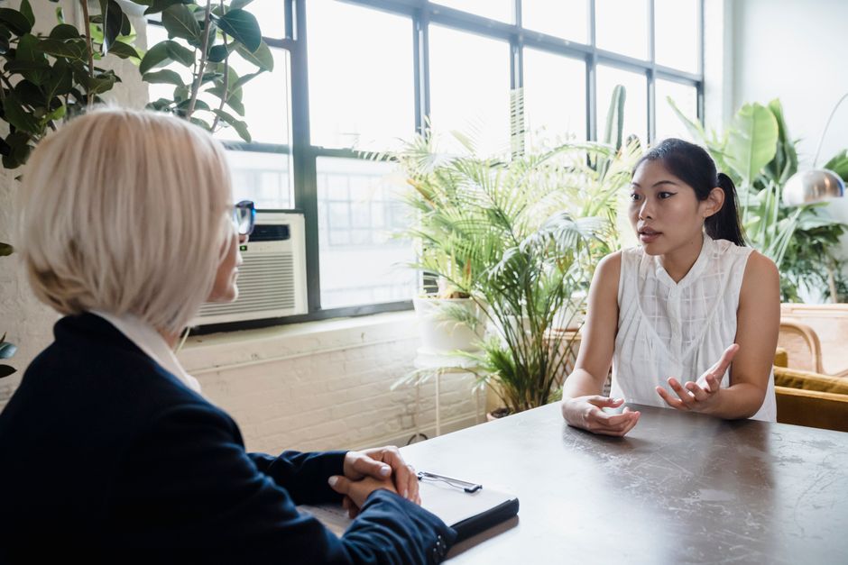 Deux femmes en pleine consultation professionnelle dans un bureau moderne.